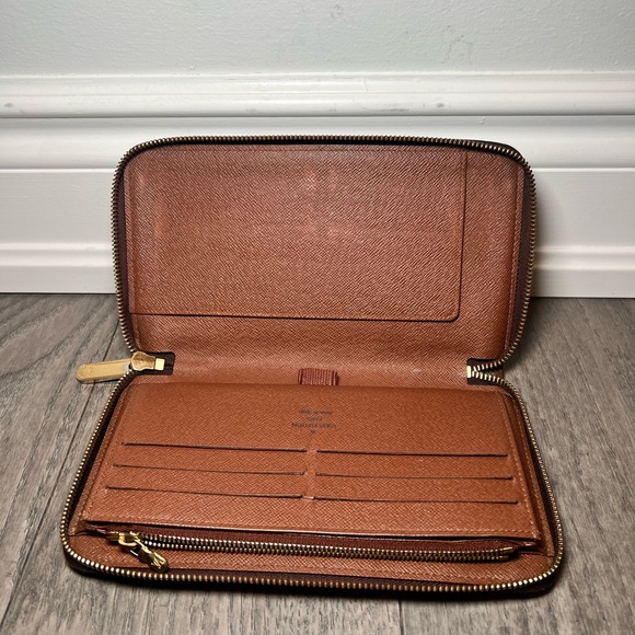 Authentic LOUIS VUITTON Monogram Zippy Organizer Wallet - Picture 4 of 15